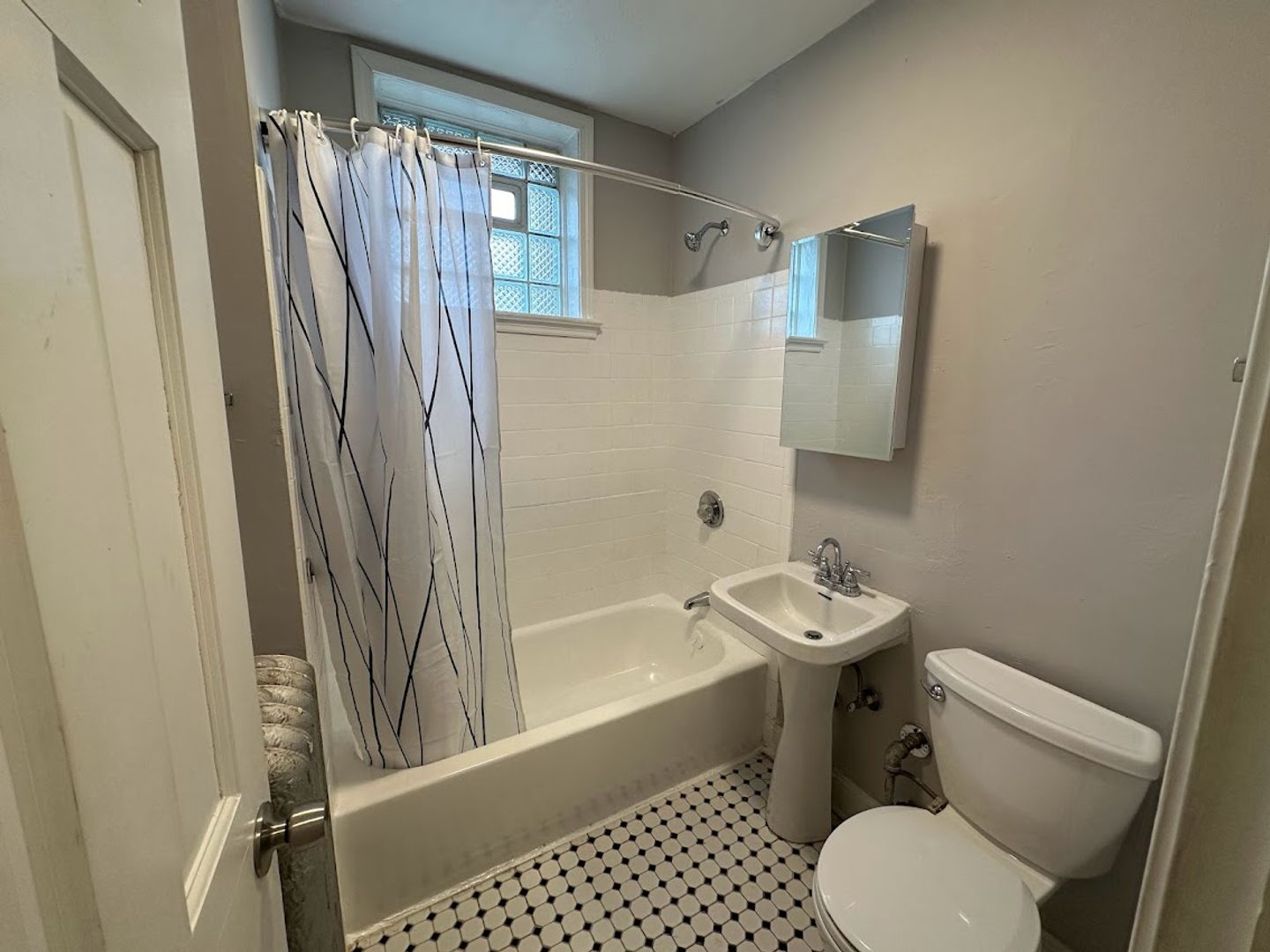 1 Bed and  1 Bath Apartment Unit for Rent in Cleveland Heights | Prime Location! Image