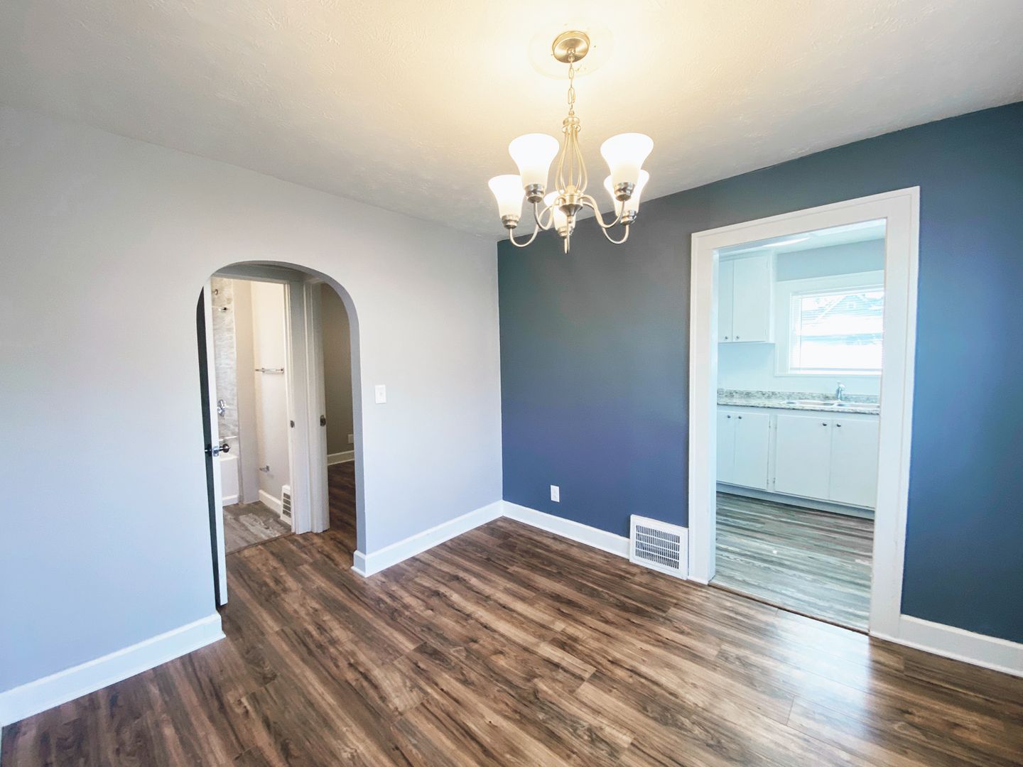 Newly Renovated 2 Bed 1 Bath House for Rent! Image