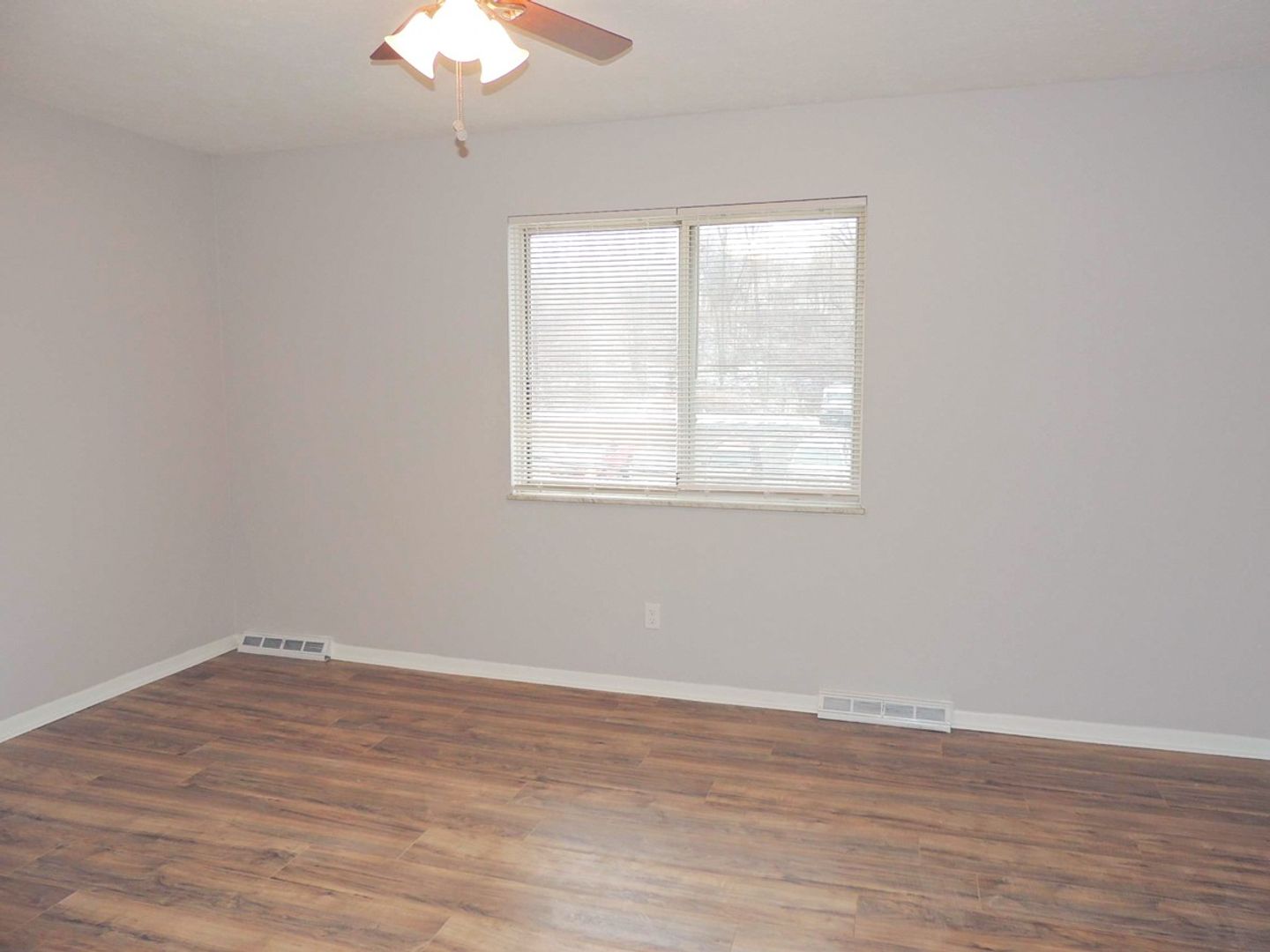 2 Story – 3 Bed – 1.5 Bath Duplex Unit for Rent in Euclid! Image