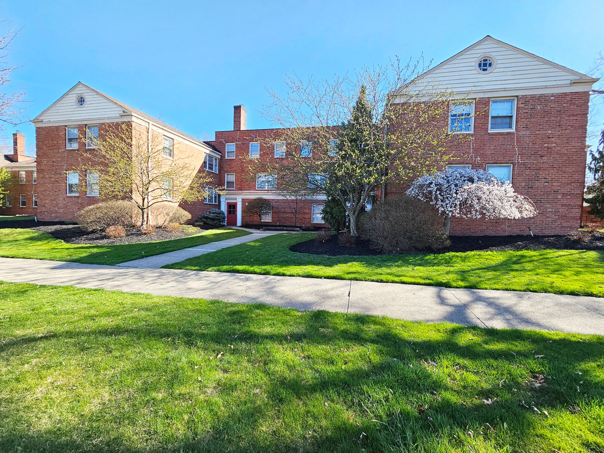 2 Bed and 1.5 Bath Apartments for Rent in Shaker Heights | Newly Renovated Image