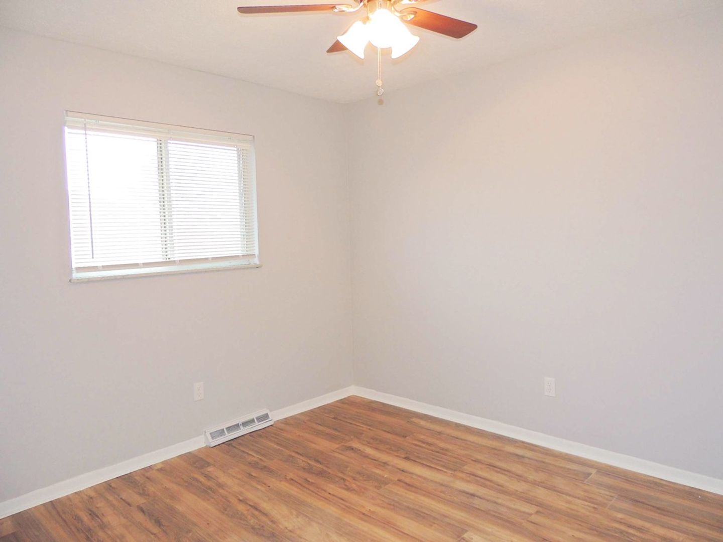 2 Story – 3 Bed – 1.5 Bath Duplex Unit for Rent in Euclid! Image