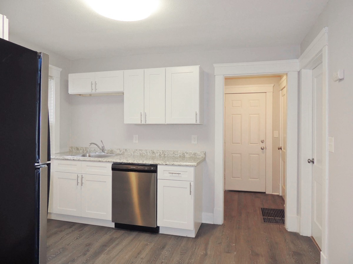 4 Bed – 2 Full Bath Colonial for Rent! Image