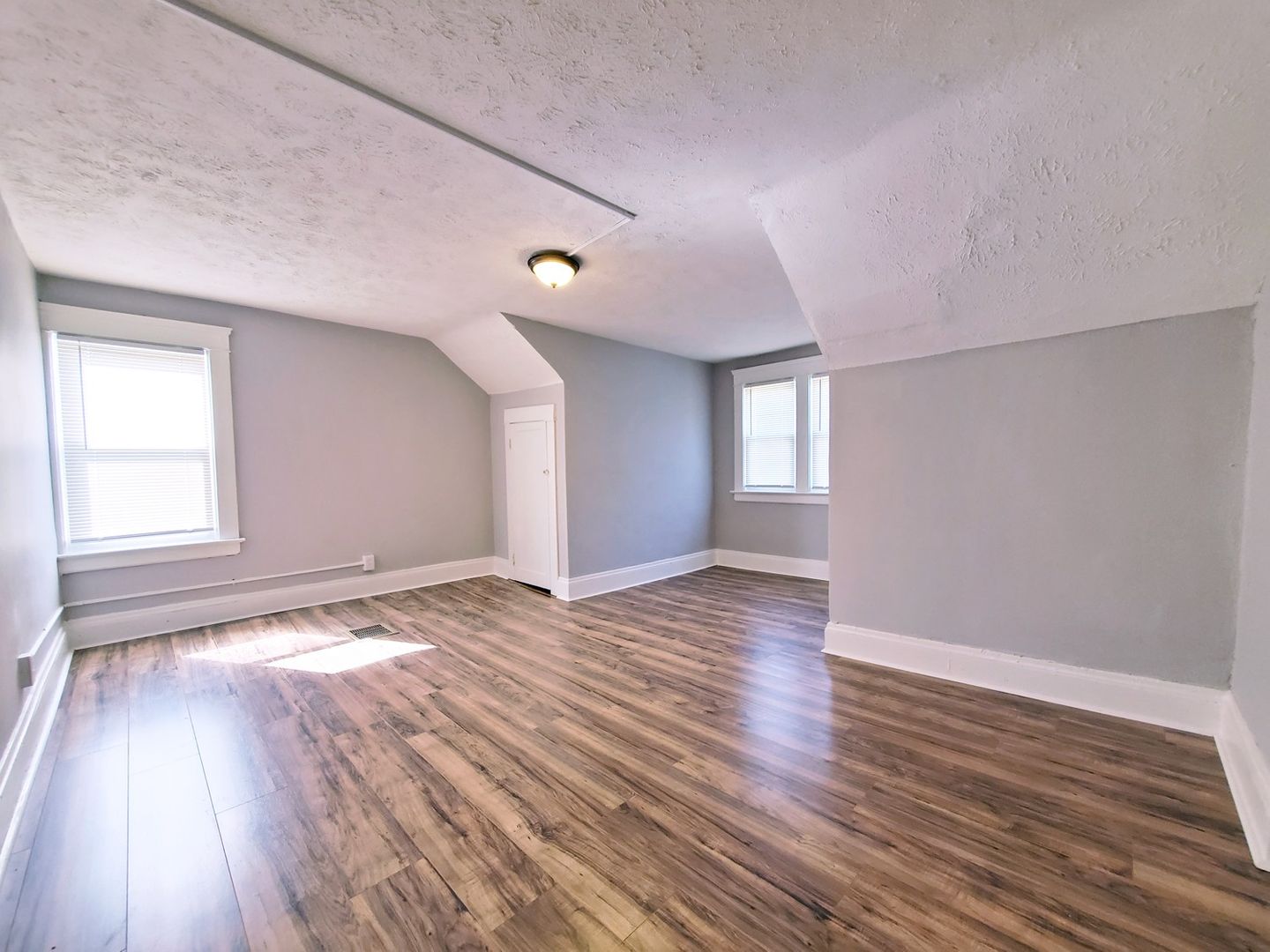 4 Bed – 1 Bath – 3 Story Duplex Unit for Rent! Image