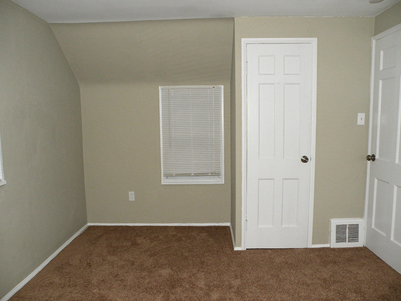 Renovated 3 Bedroom Colonial! Image