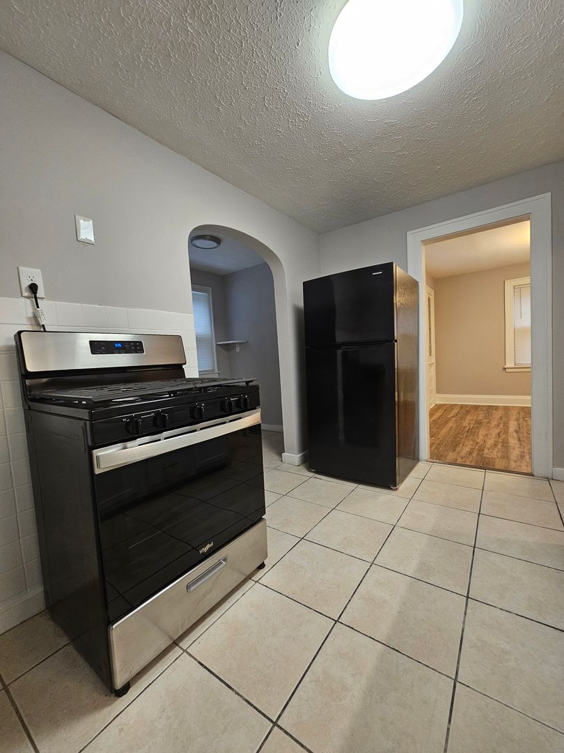 3 Beds – 1 Full Bath Colonial available for Rent! Image