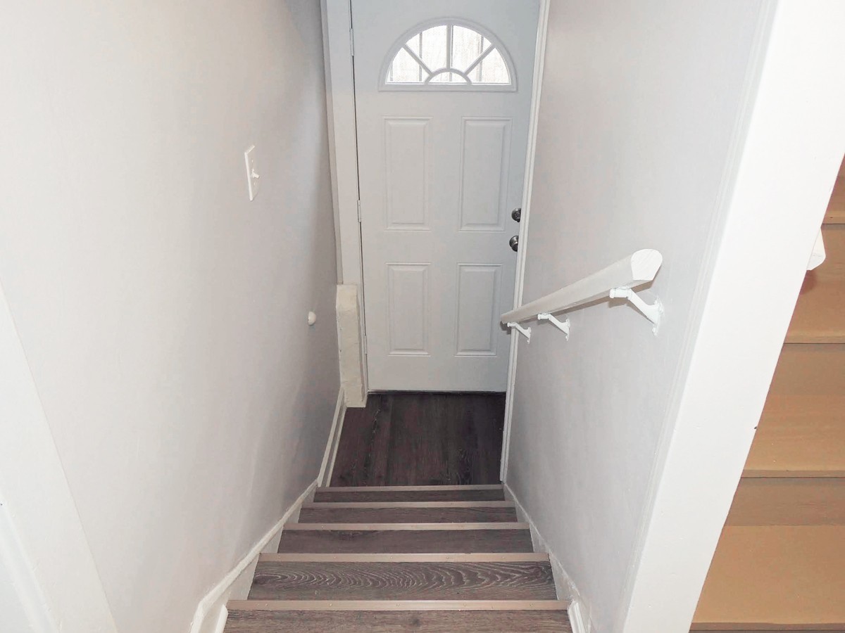 4 Bed – 2 Full Bath Colonial for Rent! Image