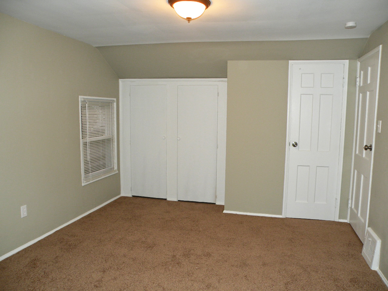Renovated 3 Bedroom Colonial! Image