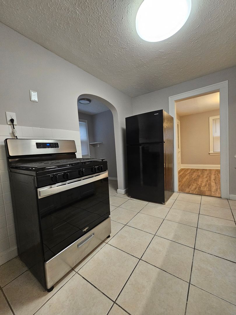 3 Beds – 1 Full Bath Colonial available for Rent! Image