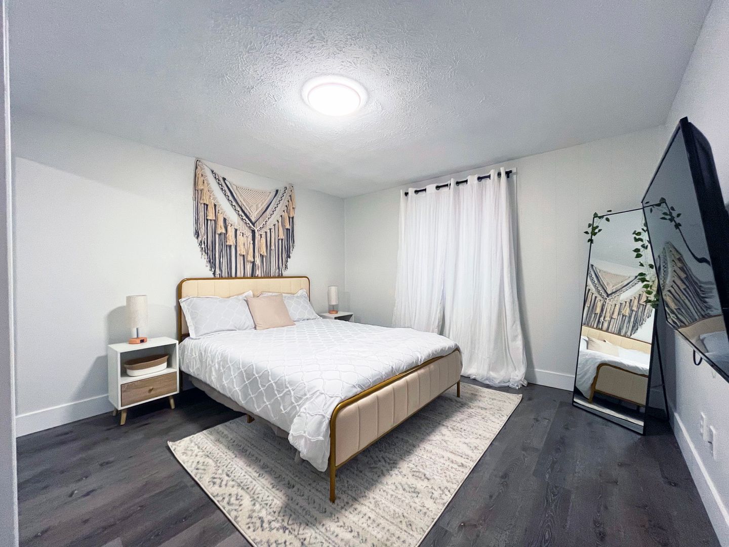 1 Bed and 1 Bath Apartments with In-Unit Laundry for Rent | Entirely Renovated Image
