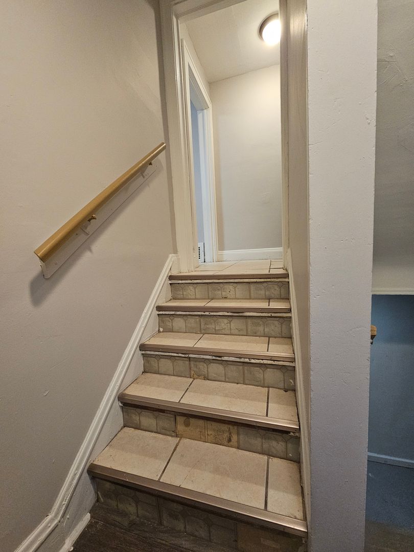 3 Beds – 1 Full Bath Colonial available for Rent! Image