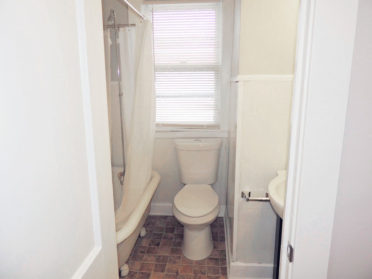 4 Bed – 2 Full Bath Colonial for Rent! Image