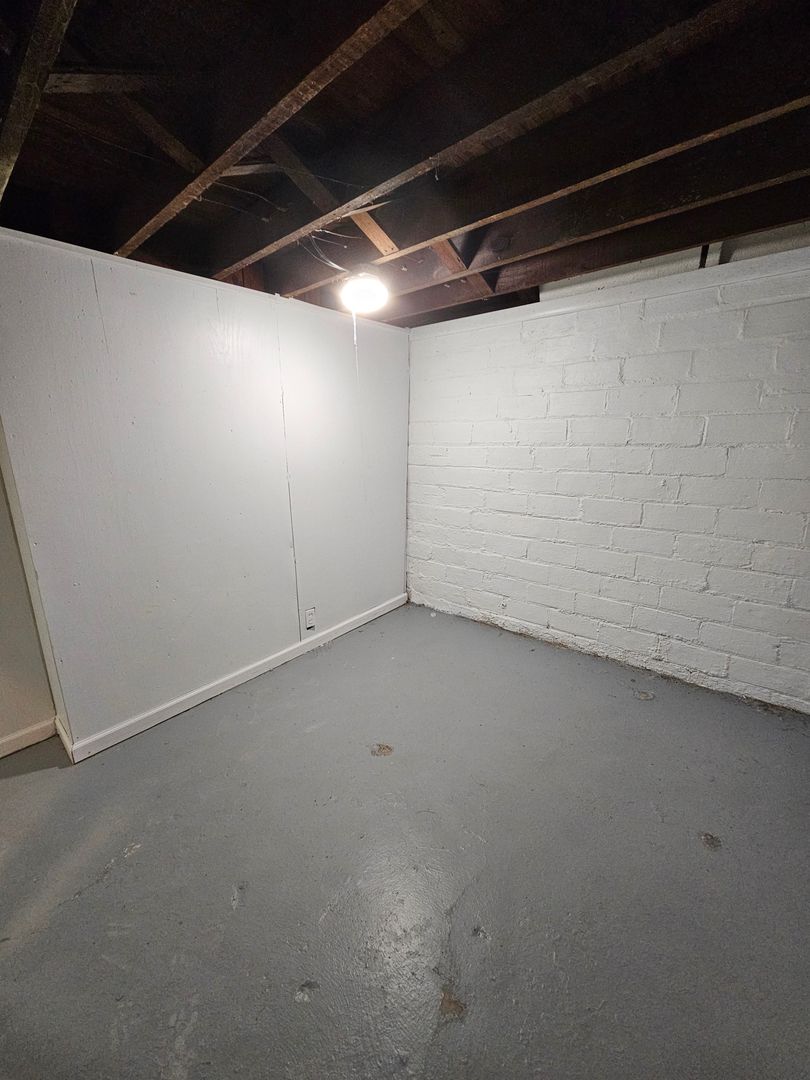 3 Beds – 1 Full Bath Colonial available for Rent! Image