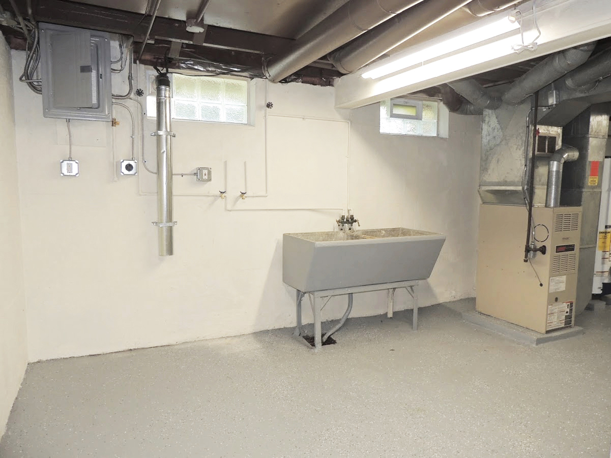 4 Bed – 1 Full Bath Cape Cod for Rent! Image