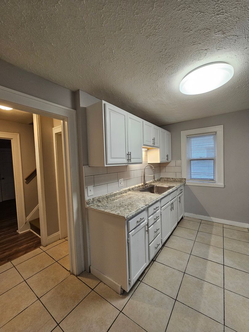 3 Beds – 1 Full Bath Colonial available for Rent! Image