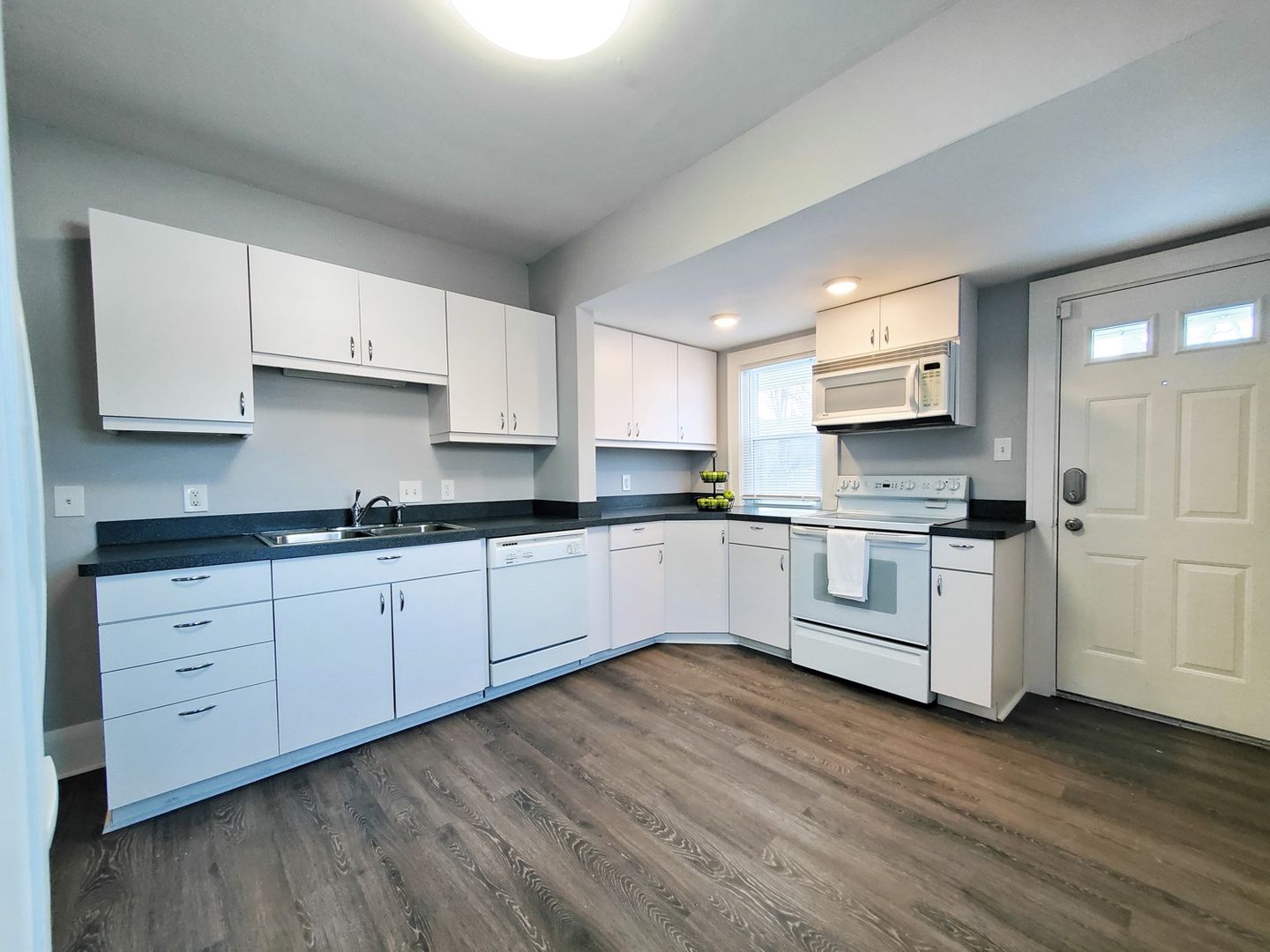 5 Bed – 2 Full Bath Cape Cod for Rent! Image