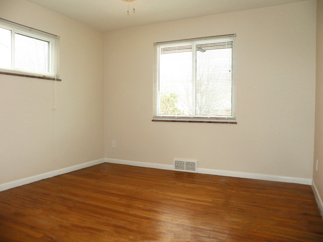 3 Bed – 2 Full Bath Cape Cod for Rent in Euclid! Image