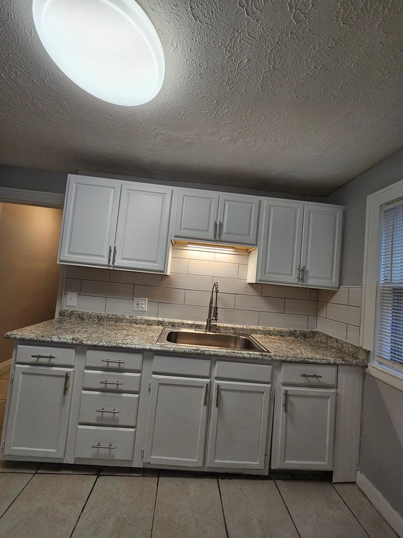 3 Beds – 1 Full Bath Colonial available for Rent! Image