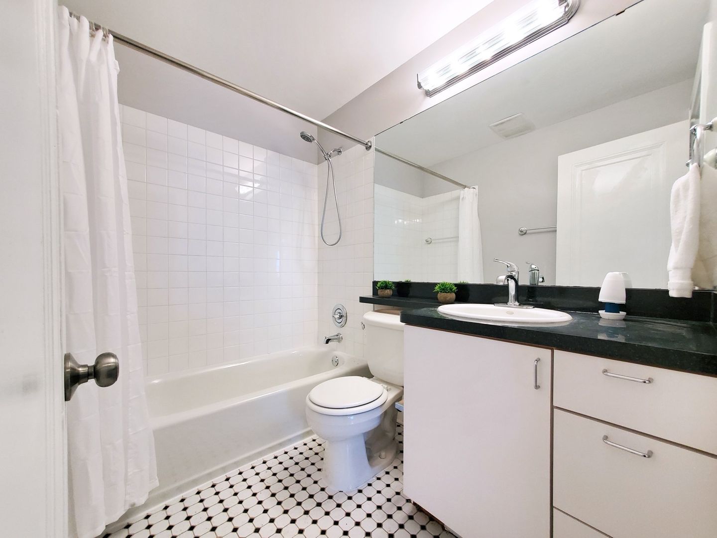 5 Bed – 2 Full Bath Cape Cod for Rent! Image