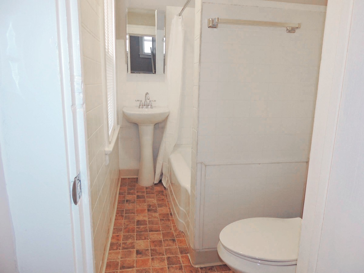 4 Bed – 2 Full Bath Colonial for Rent! Image