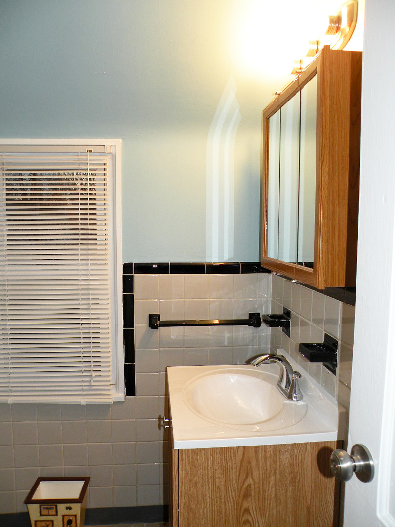 Renovated 3 Bedroom Colonial! Image