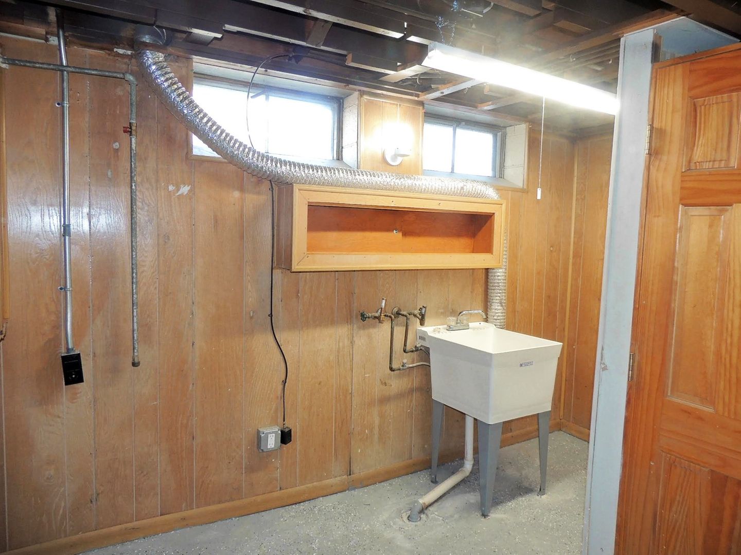 Completely Renovated 3 Bed – 2 Full Bath Cape Cod for Rent! Image
