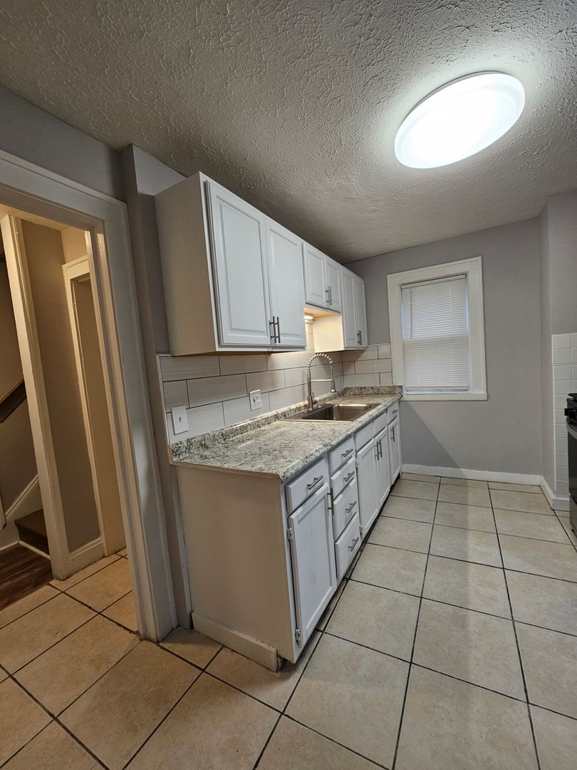 3 Beds – 1 Full Bath Colonial available for Rent! Image