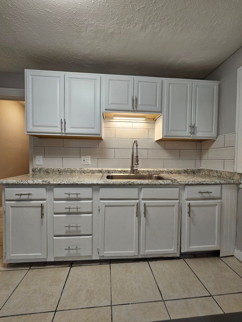 3 Beds – 1 Full Bath Colonial available for Rent! Image