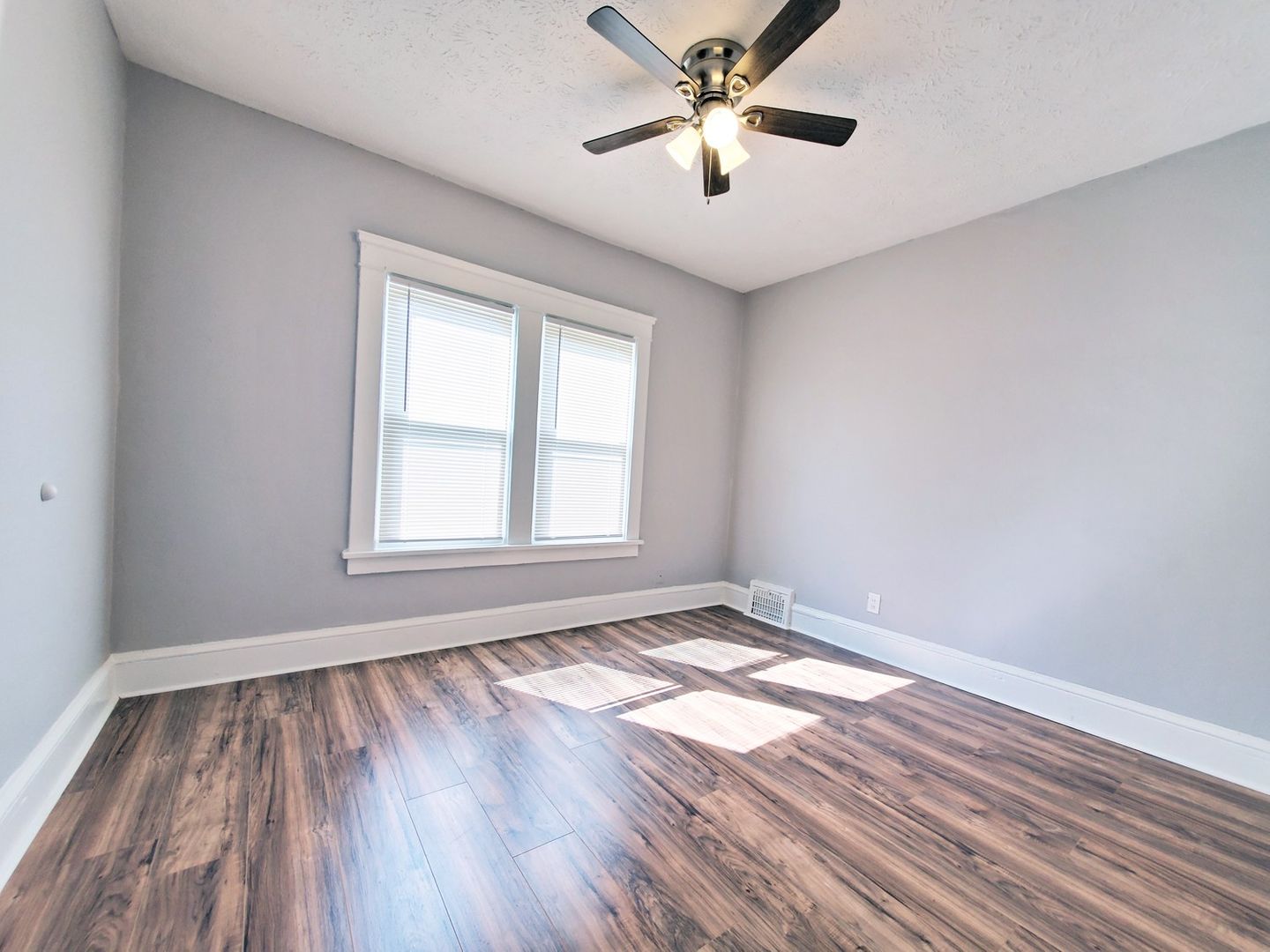 4 Bed – 1 Bath – 3 Story Duplex Unit for Rent! Image