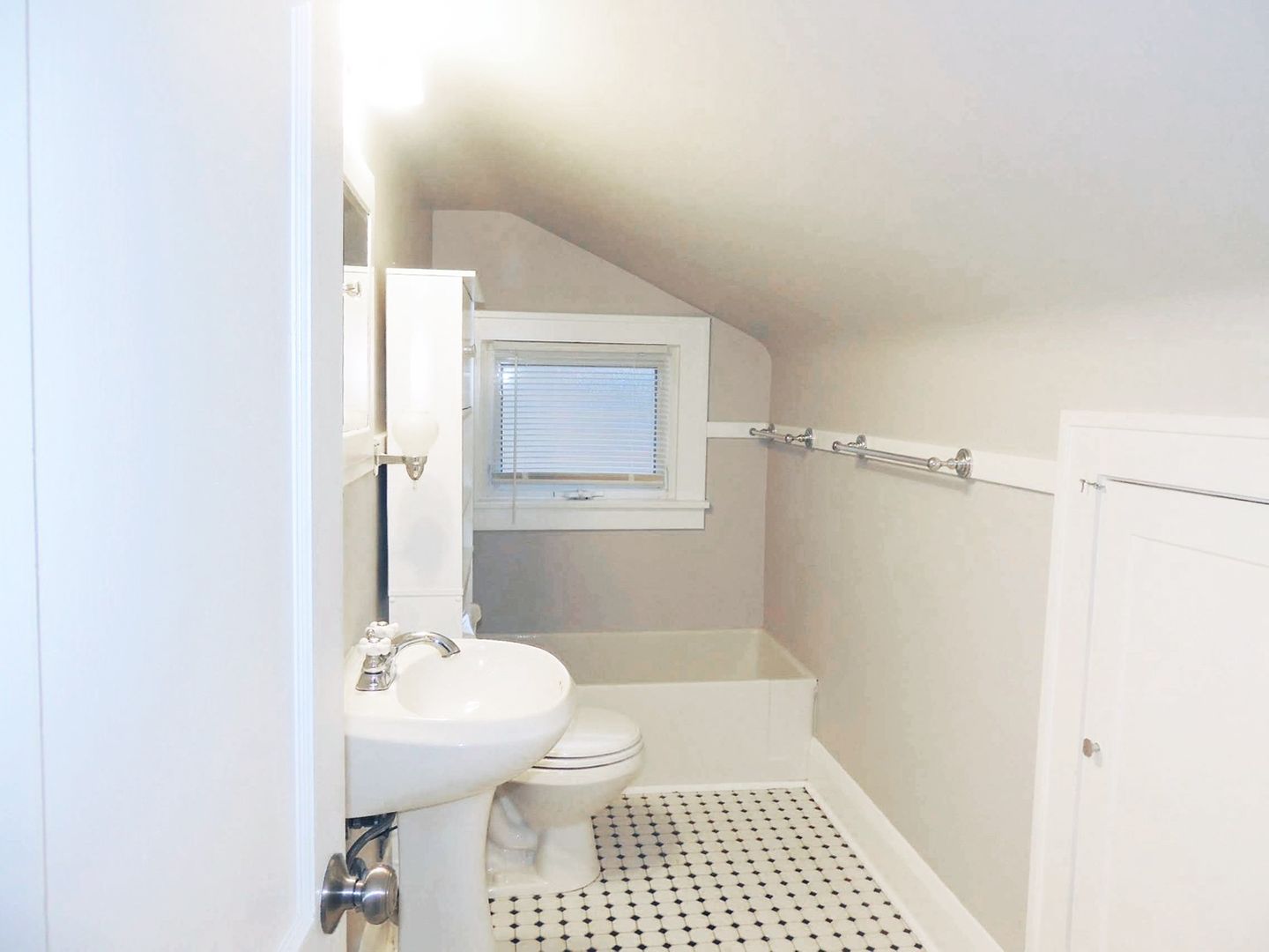 5 Bed – 2 Full Bath Cape Cod for Rent! Image