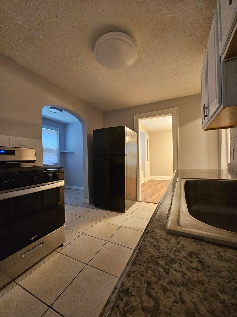 3 Beds – 1 Full Bath Colonial available for Rent! Image