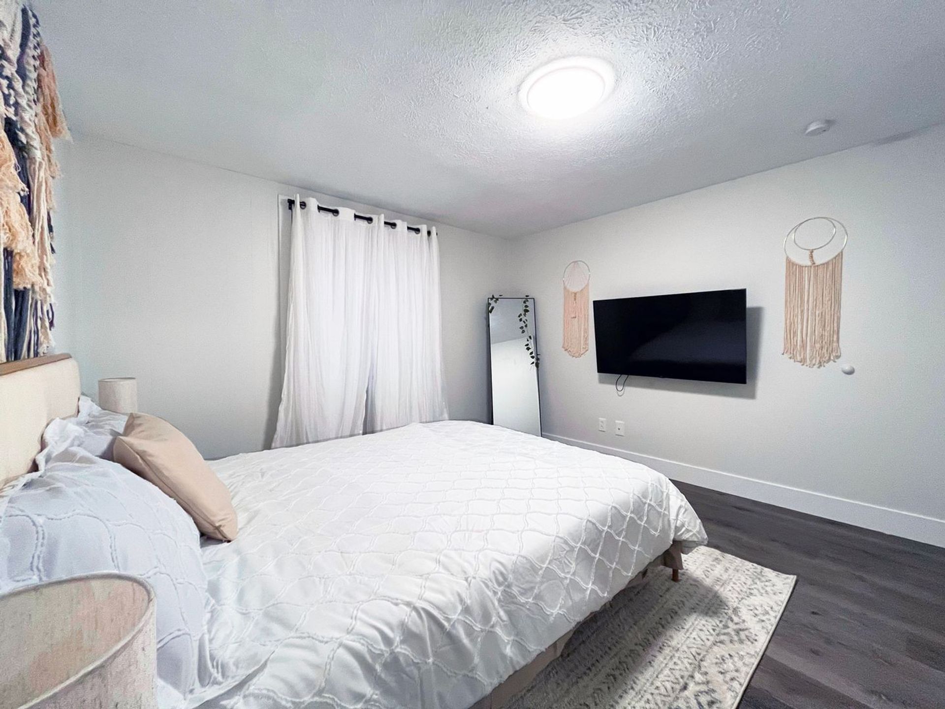 1 Bed and 1 Bath Apartments with In-Unit Laundry for Rent | Entirely Renovated Image