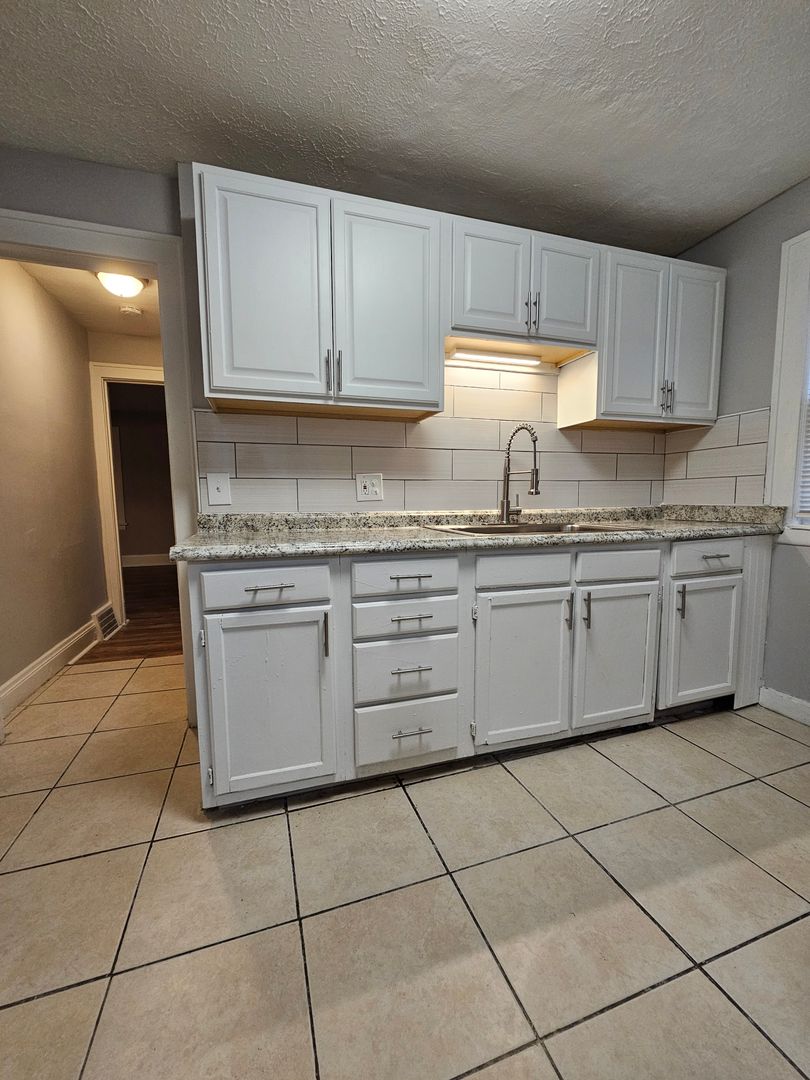 3 Beds – 1 Full Bath Colonial available for Rent! Image