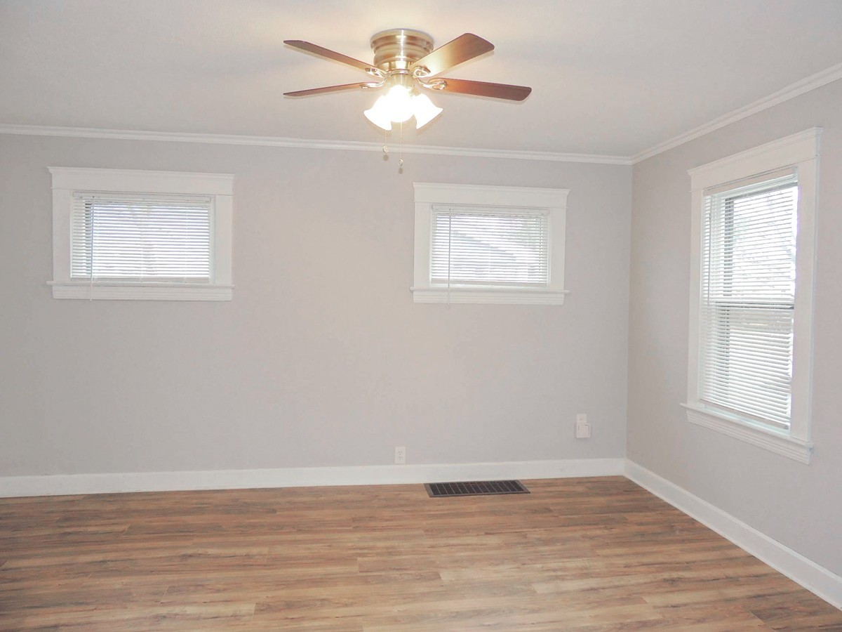 4 Bed – 2 Full Bath Colonial for Rent! Image