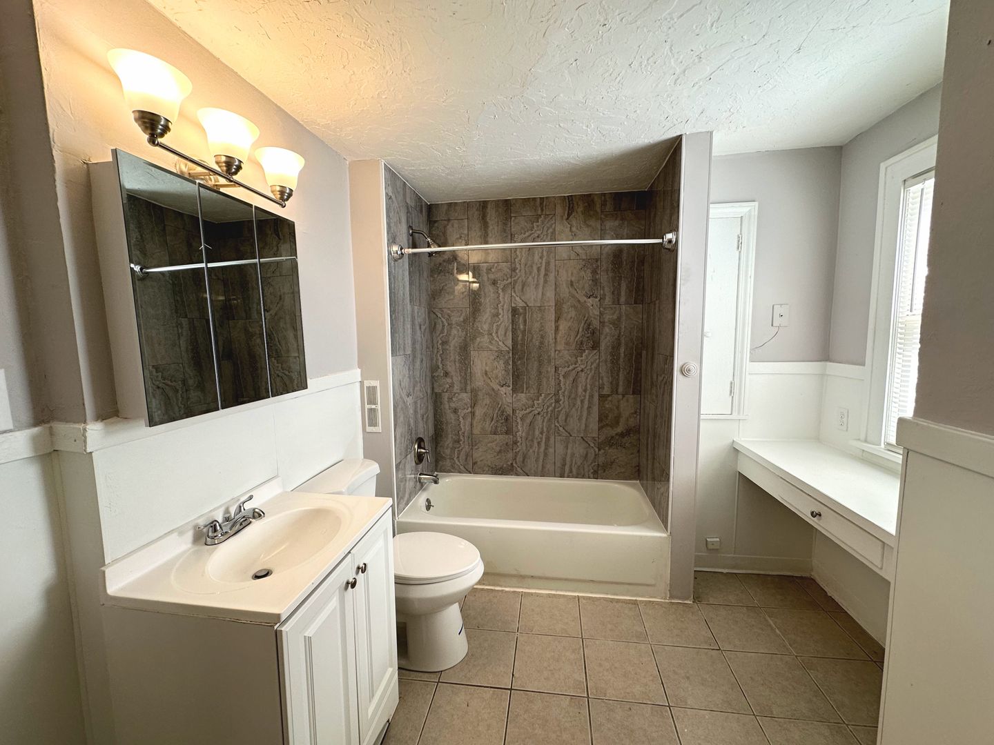 3 Beds – 1 Full Bath Colonial available for Rent! Image