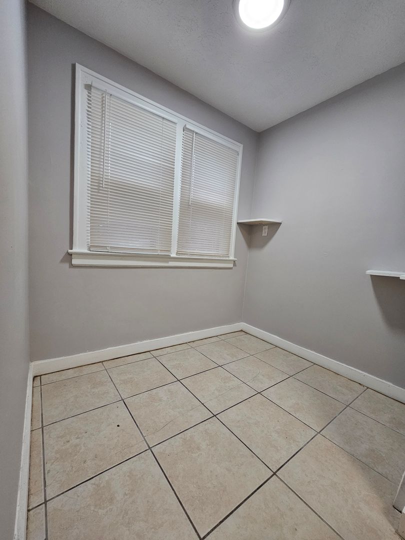 3 Beds – 1 Full Bath Colonial available for Rent! Image