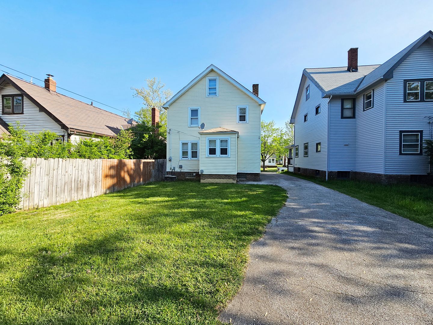 3 Beds – 1 Full Bath Colonial available for Rent! Image