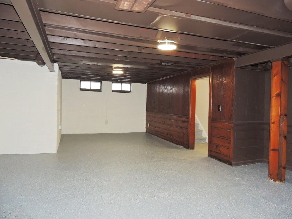 Newly Renovated 4 Bed / 2.5 Bath Bungalow for Rent! Image