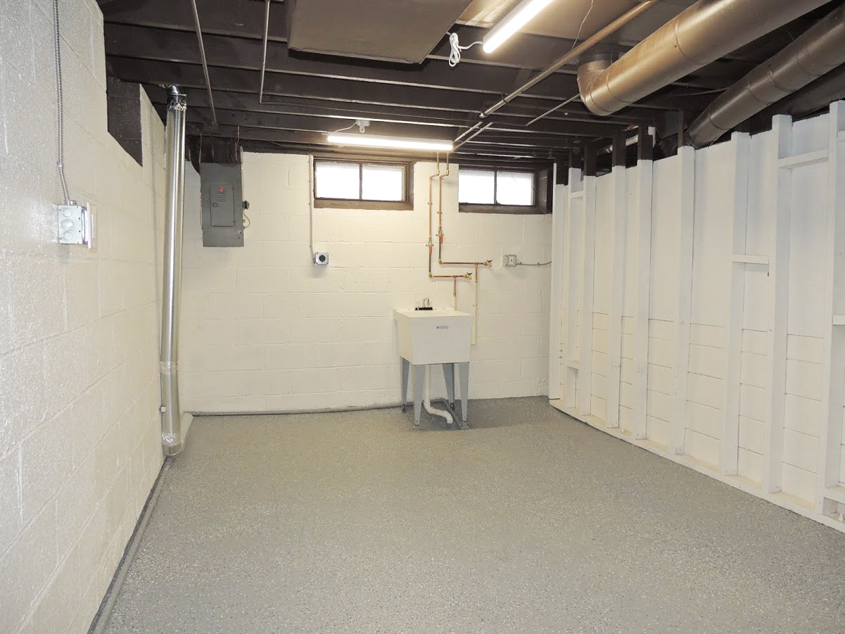 Newly Renovated 4 Bed / 2.5 Bath Bungalow for Rent! Image