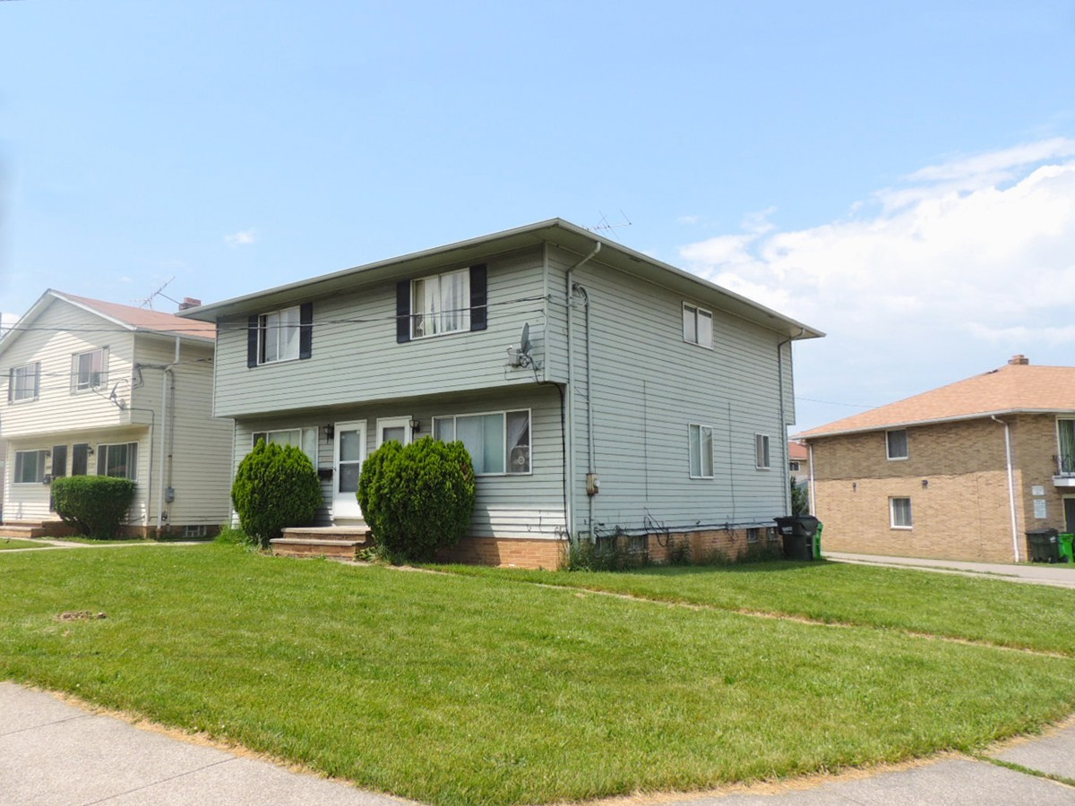 2 Story – 3 Bed – 1.5 Bath Duplex Unit for Rent in Euclid! Image