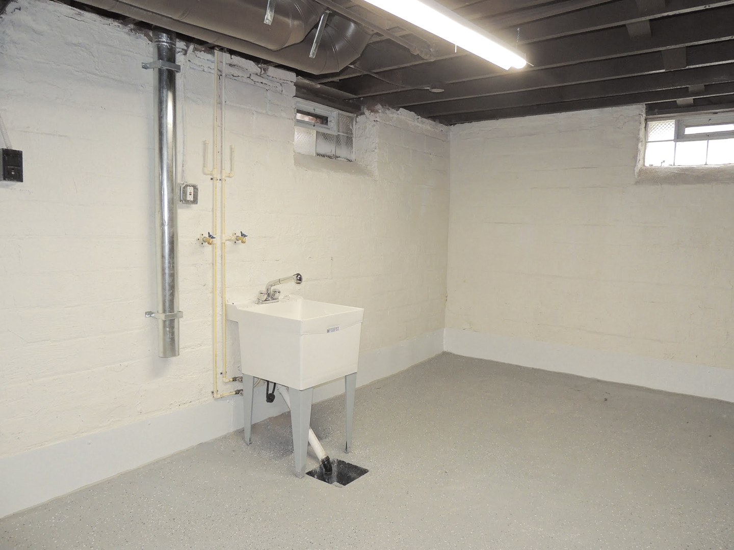 3 Bed – 1.5 bath Colonial for Rent! Image