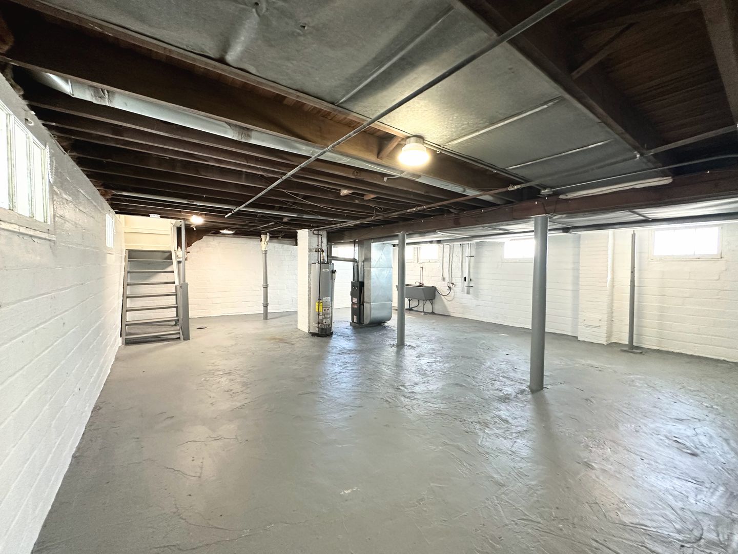 2 Bed & 1 Full Bath Ranch w/ Basement for Rent! Image