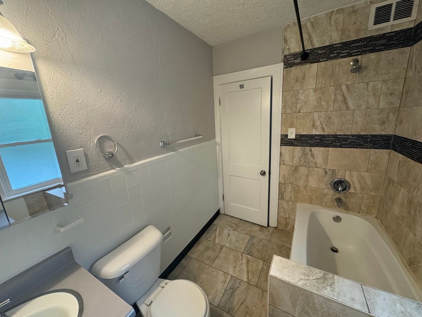 3 Bed – 1.5 Bath Colonial for Rent in Cleveland Heights! Image