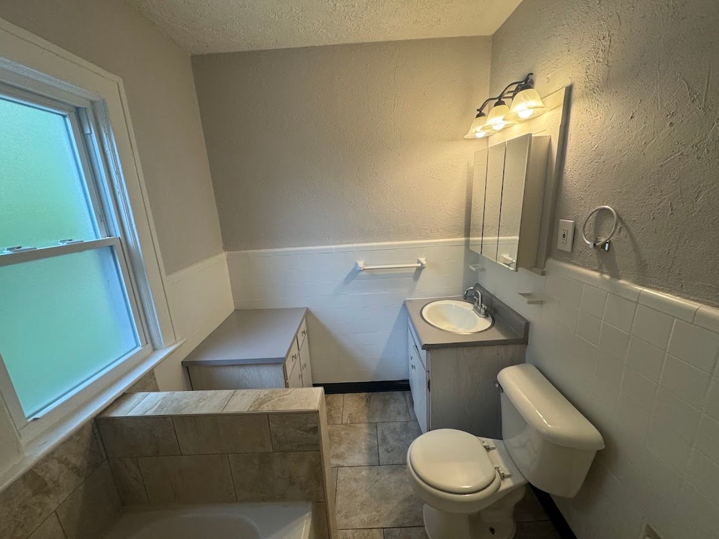 3 Bed – 1.5 Bath Colonial for Rent in Cleveland Heights! Image