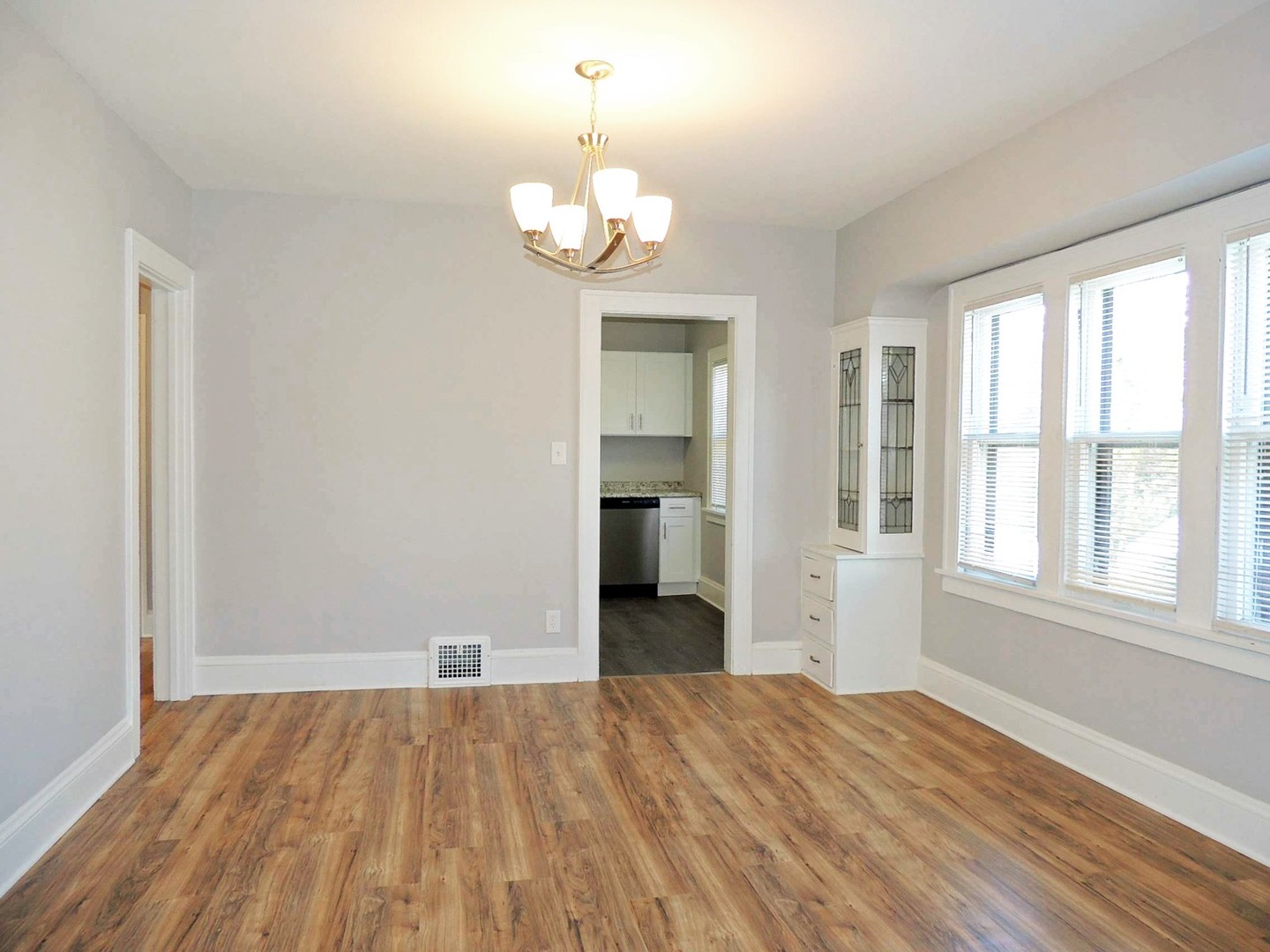 Gorgeous 2 Bed – 1 Bath 2nd-Floor Unit for Rent in Shaker Heights! Image