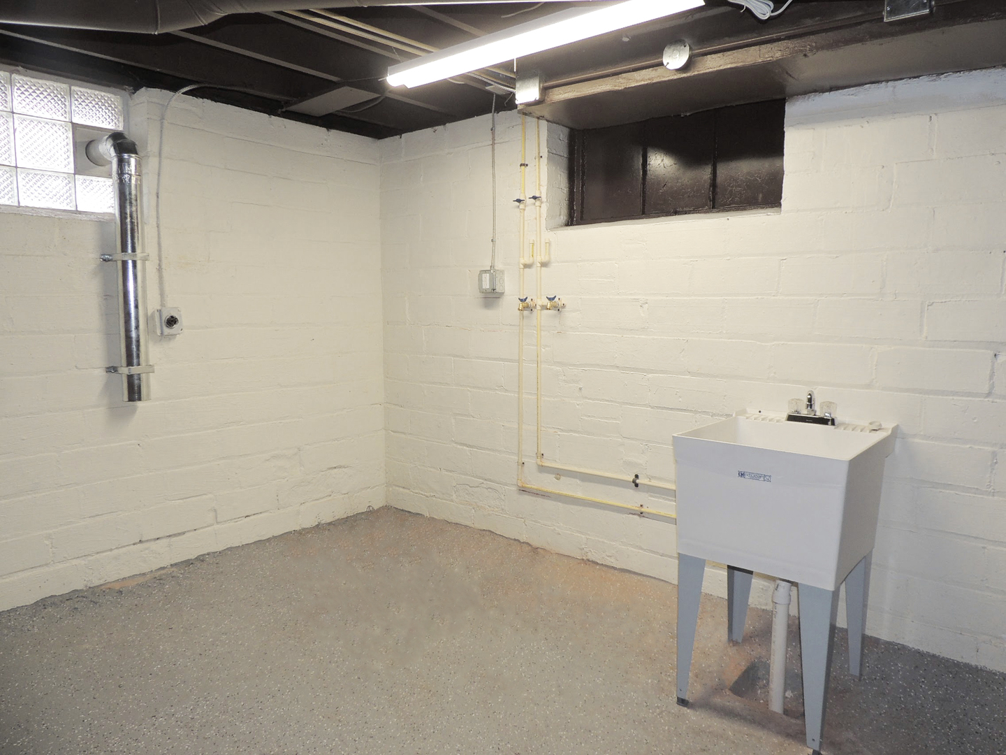 Renovated 3 Bed – 1.5 Bath Colonial for Rent! Image