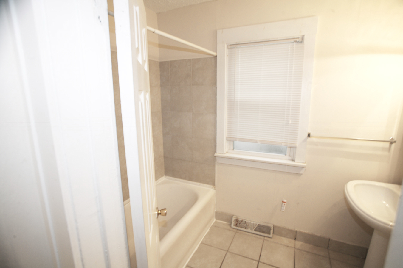 2 Bed – 1 Bath, 1st Floor Unit available for Rent! Image