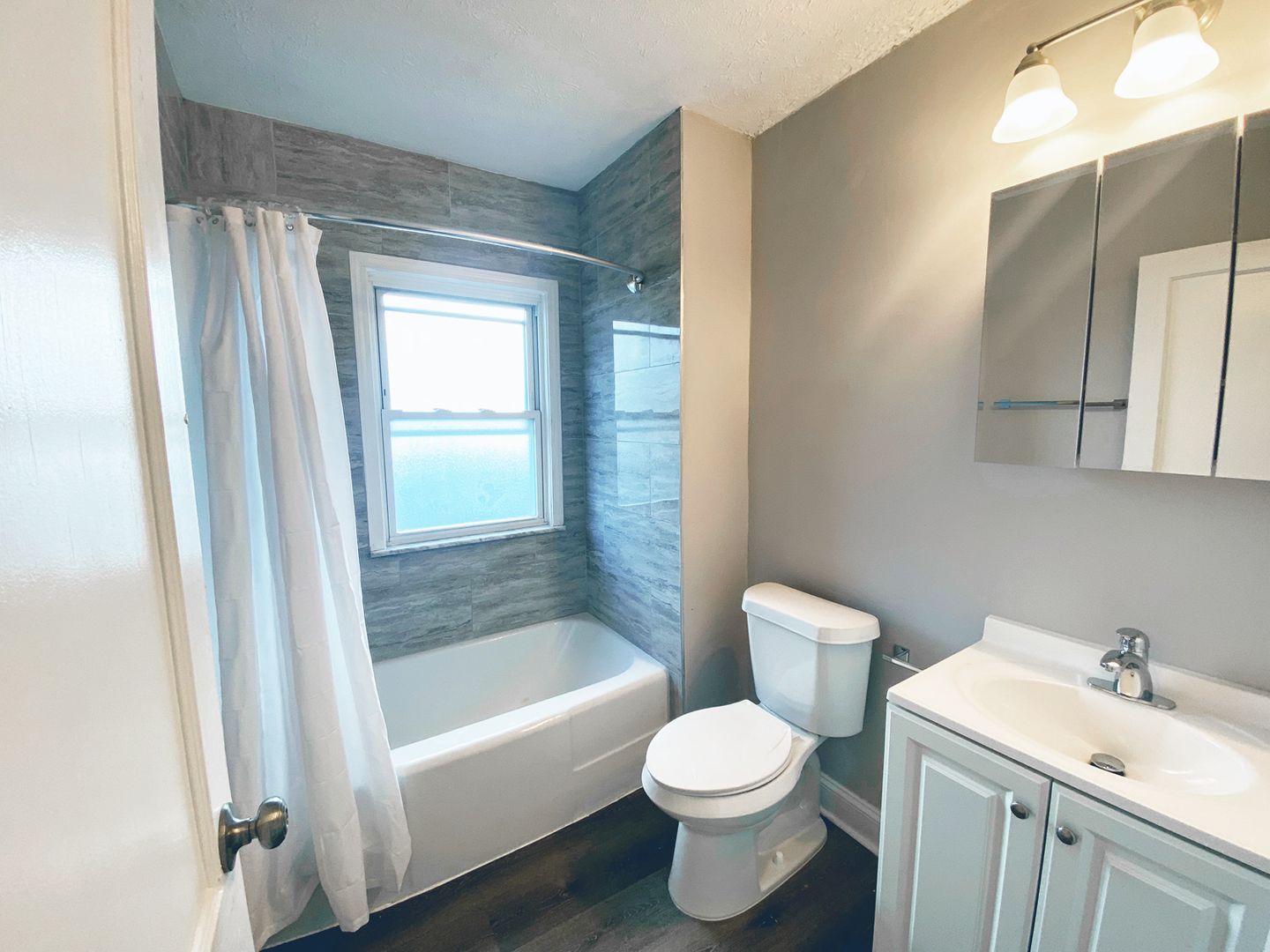 2 Bed – 1 Bath Duplex 1st-Floor Unit for Rent in Shaker Heights! Image