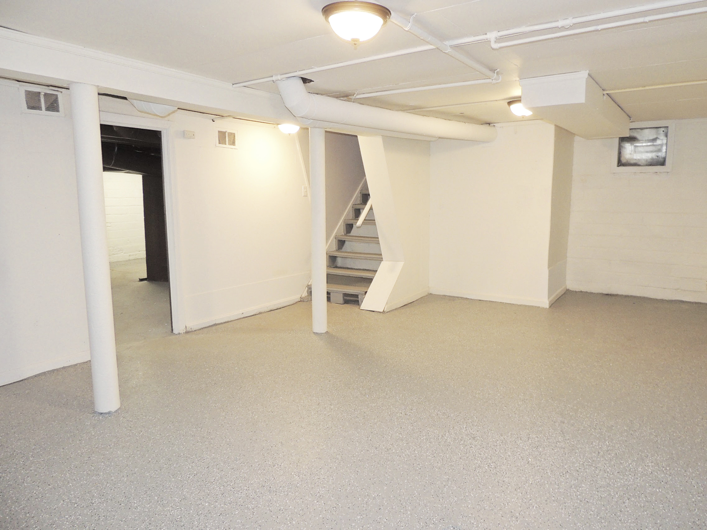 Renovated 3 Bed – 1.5 Bath Colonial for Rent! Image