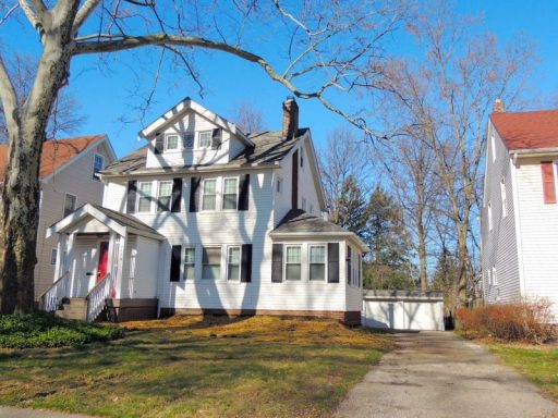 3 Bed – 1 Bath Colonial is available for Rent!