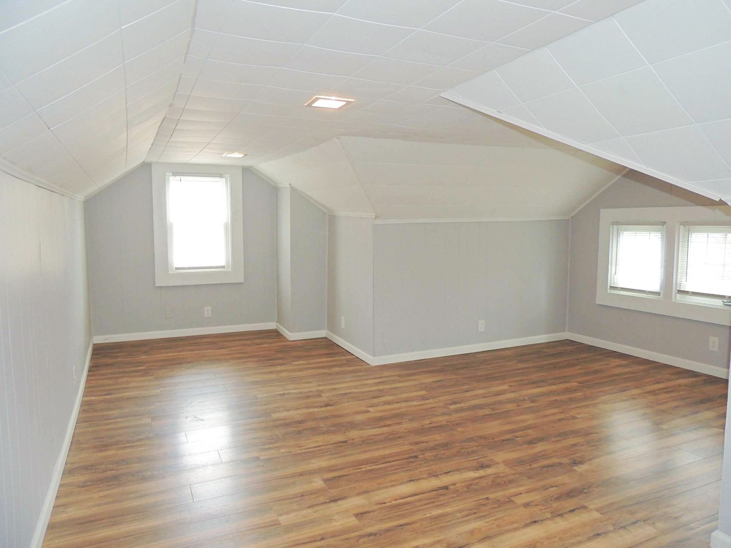 3 Bed – 1 Bath Colonial is available for Rent! Image